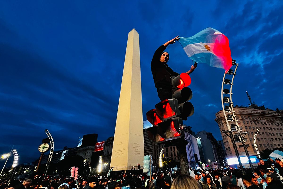 Corazón celeste y blanco: un Obelisco desbordado celebra la hazaña ante Inglaterra y hay festejos en todo el país