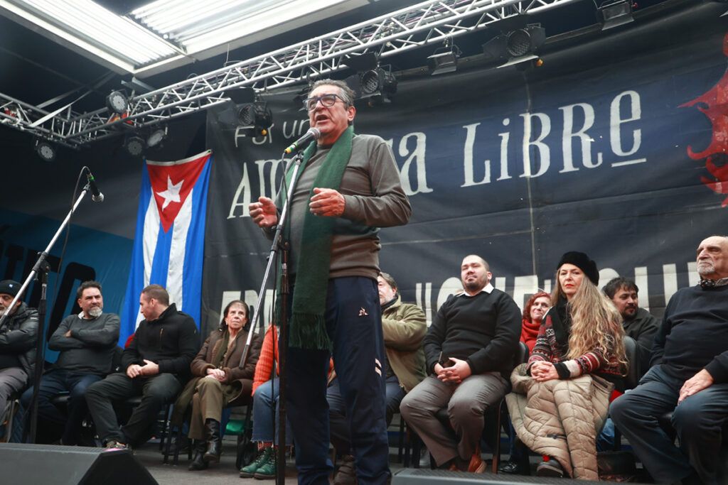 “Estamos con Cuba”: Un acto en defensa de la isla y en repudio al bloqueo 2 “Estamos con Cuba”: Un acto en defensa de la isla y en repudio al bloqueo