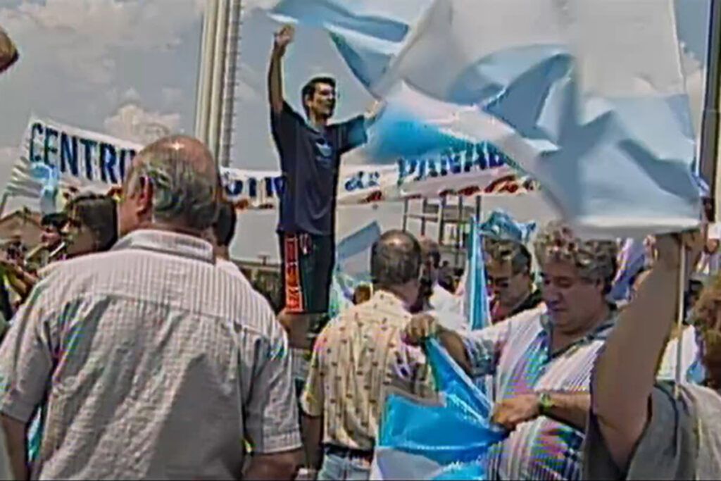 "Diciembre": el documental que recupera imágenes inéditas de 2001 y vuelve a hacer cantar "¡Que se vayan todos!" 1 "Diciembre": el documental que recupera imágenes inéditas de 2001 y vuelve a hacer cantar "¡Que se vayan todos!"