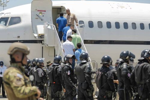 Paradoja o cinismo, aviones para deportar a migrantes fueron charters en el Mundial