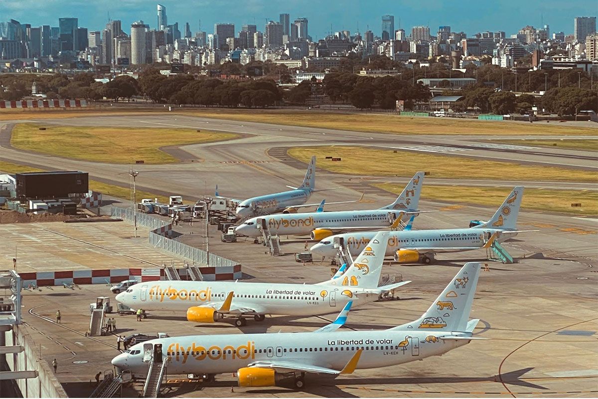 Se profundiza la crisis en Flybondi: sin vuelos y con trabajadores suspendidos, pero sigue vendiendo pasajes