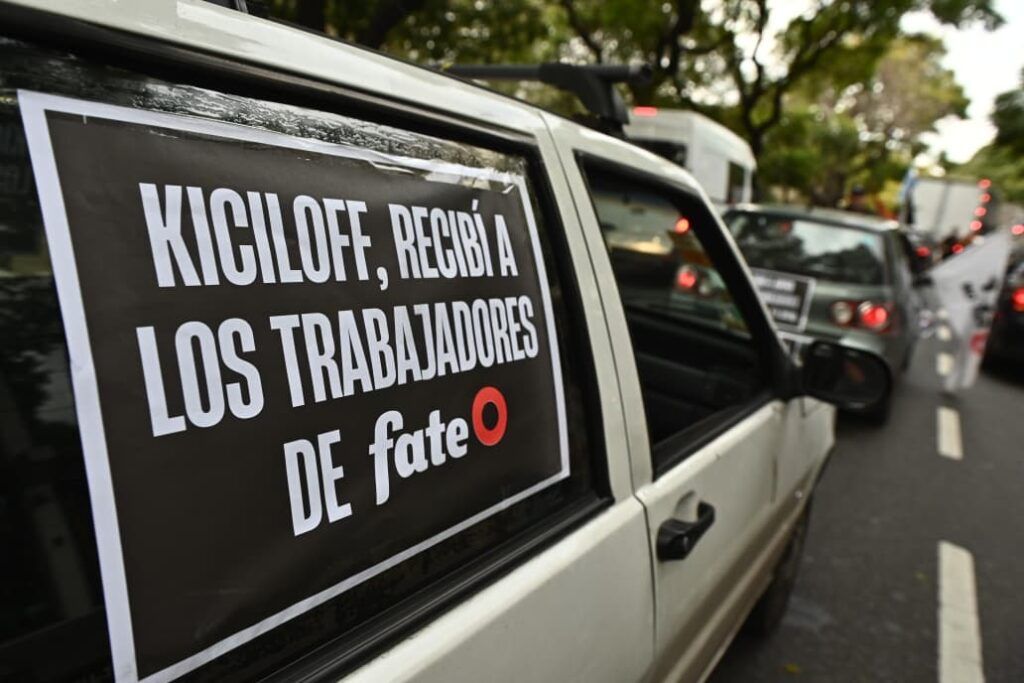 Los trabajadores de FATE fueron en caravana hasta La Plata, para pedir audiencia a Kicillof 2 Los trabajadores de FATE fueron en caravana hasta La Plata, para pedir audiencia a Kicillof