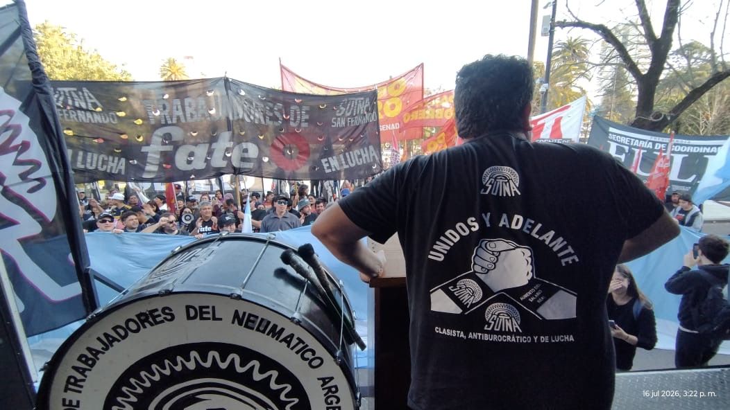 Los trabajadores de FATE fueron en caravana hasta La Plata, para pedir audiencia a Kicillof