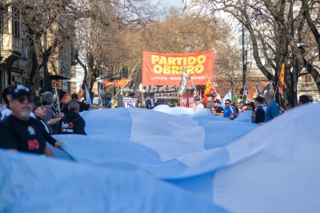 Los trabajadores de FATE fueron en caravana hasta La Plata, para pedir audiencia a Kicillof 1 Los trabajadores de FATE fueron en caravana hasta La Plata, para pedir audiencia a Kicillof
