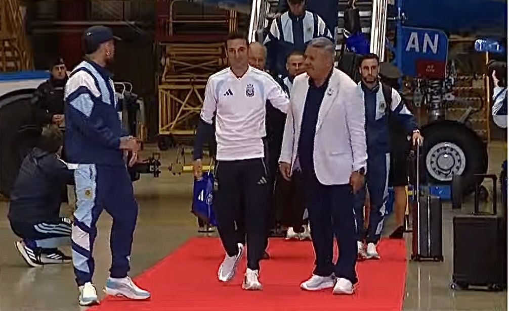 La Selección regresó a la Argentina y saludó desde el micro a una multitud que lo esperó bajo la lluvia 4 La Selección regresó a la Argentina y saludó desde el micro a una multitud que lo esperó bajo la lluvia