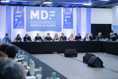 En una cumbre con su tropa, Kicillof pidió «no caer en provocaciones» y dejó abierta la posibilidad de ir a una PASO