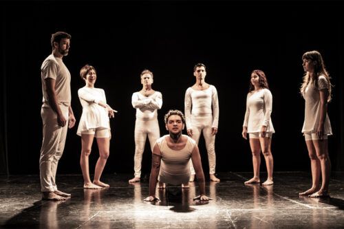 «La lección de anatomía»: los desnudos que escandalizaron al país, la censura y el regreso de un clásico del teatro argentino