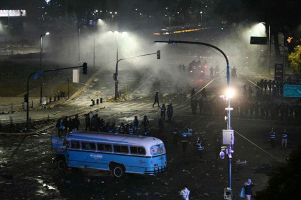 Represión y 15 detenidos durante la celebraciones del Mundial en el Obelisco 2 Represión y 15 detenidos durante la celebraciones del Mundial en el Obelisco