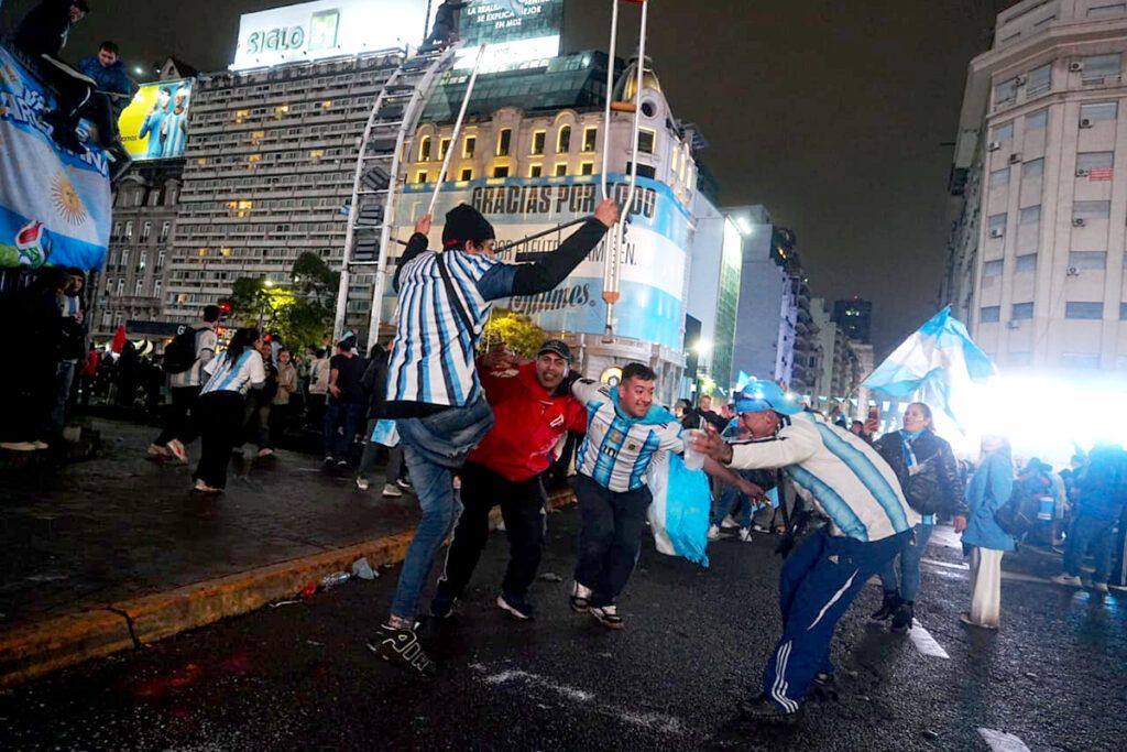 Orgullo nacional: postales del aguante en el Obelisco y en las calles 22 Orgullo nacional: postales del aguante en el Obelisco y en las calles
