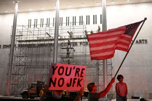 Solo la Justicia le pone freno a la andanada de prebendas y negociados de Trump