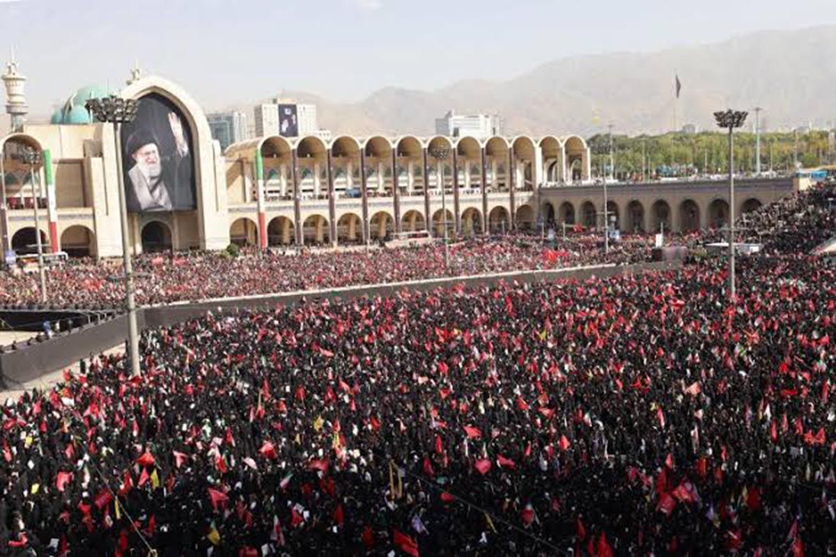 Una multitud participa en la procesión funeraria del líder supremo iraní Ali Jamenei