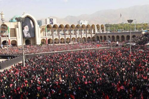 Una multitud participa en la procesión funeraria del líder supremo iraní Ali Jamenei