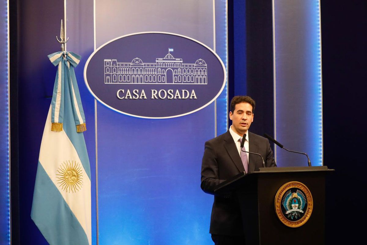 El Gobierno confirmó que Adorni mantiene la custodia y el vehículo oficial por “cuestiones de seguridad”