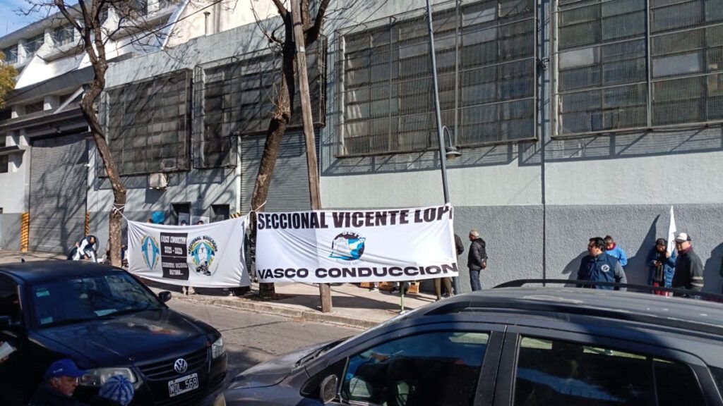 Denuncian un lockout y salarios adeudados en una textil de Vicente López: unas 50 familias afectadas 2 Denuncian un lockout y salarios adeudados en una textil de Vicente López: unas 50 familias afectadas