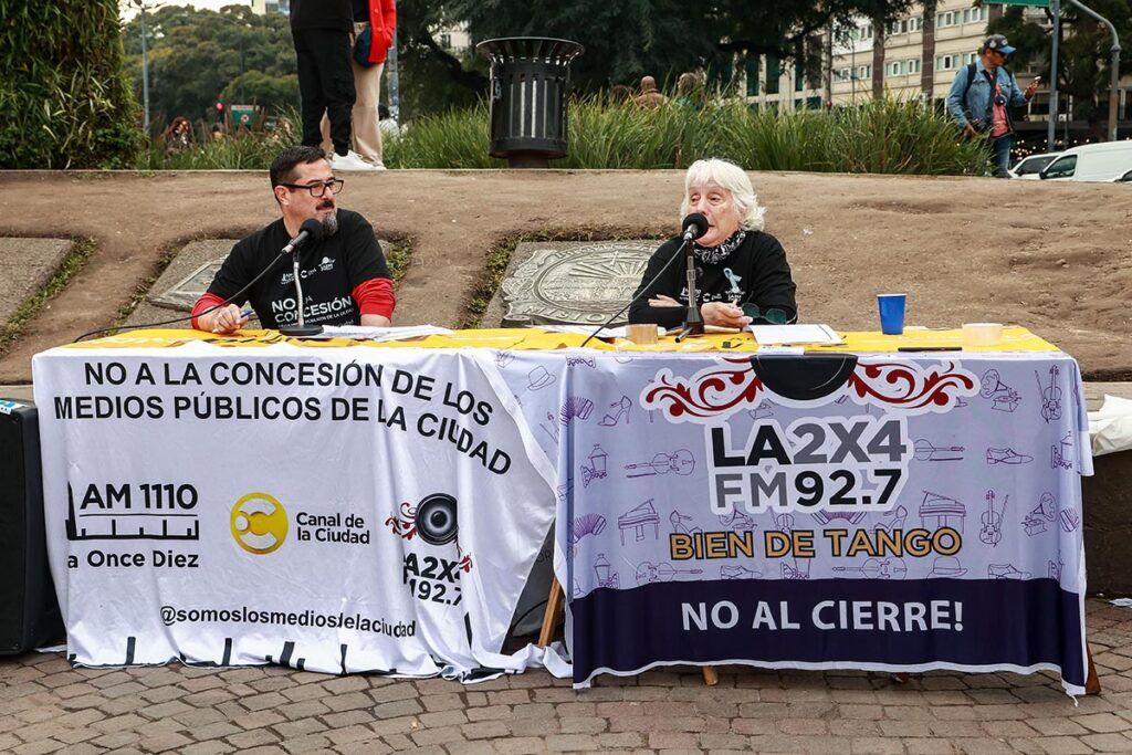 Trabajadores de los medios públicos porteños realizaron una radio abierta en el Obelisco 1 Trabajadores de los medios públicos porteños realizaron una radio abierta en el Obelisco