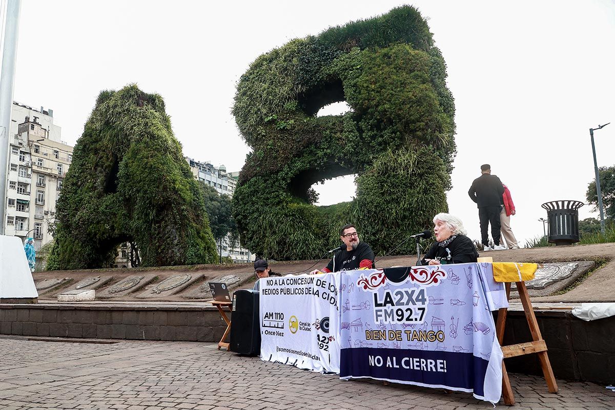 Trabajadores de los medios públicos porteños realizan una radio abierta en el Obelisco