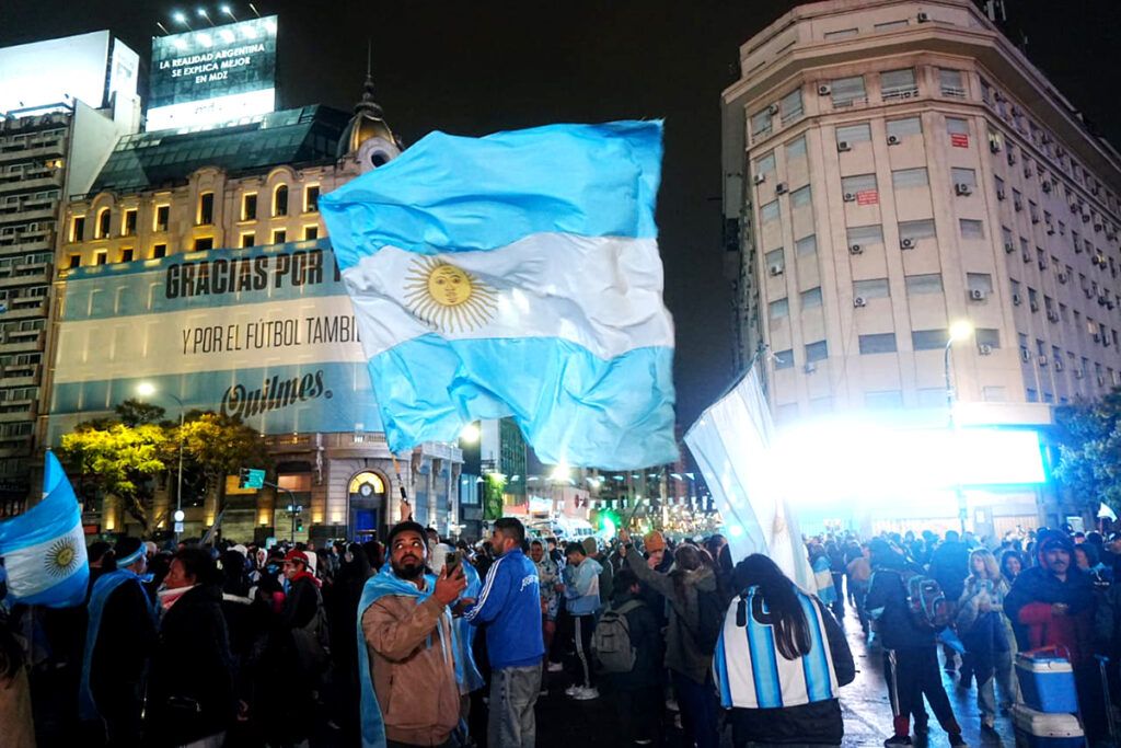 Orgullo nacional: postales del aguante en el Obelisco y en las calles 10 Orgullo nacional: postales del aguante en el Obelisco y en las calles