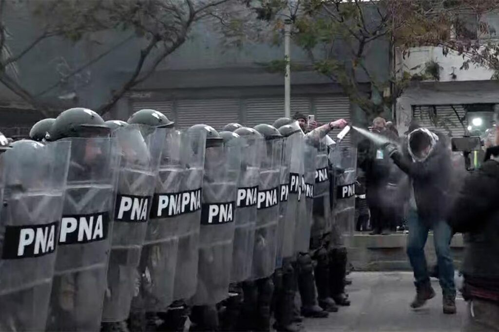 Fuerzas federales reprimieron a manifestantes en la previa de la marcha de la CGT por los jubilados 1 Fuerzas federales reprimieron a manifestantes en la previa de la marcha de la CGT por los jubilados