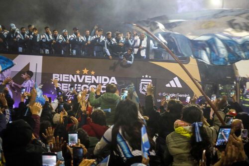 La Selección regresó a la Argentina y saludó desde el micro a una multitud que lo esperó bajo la lluvia