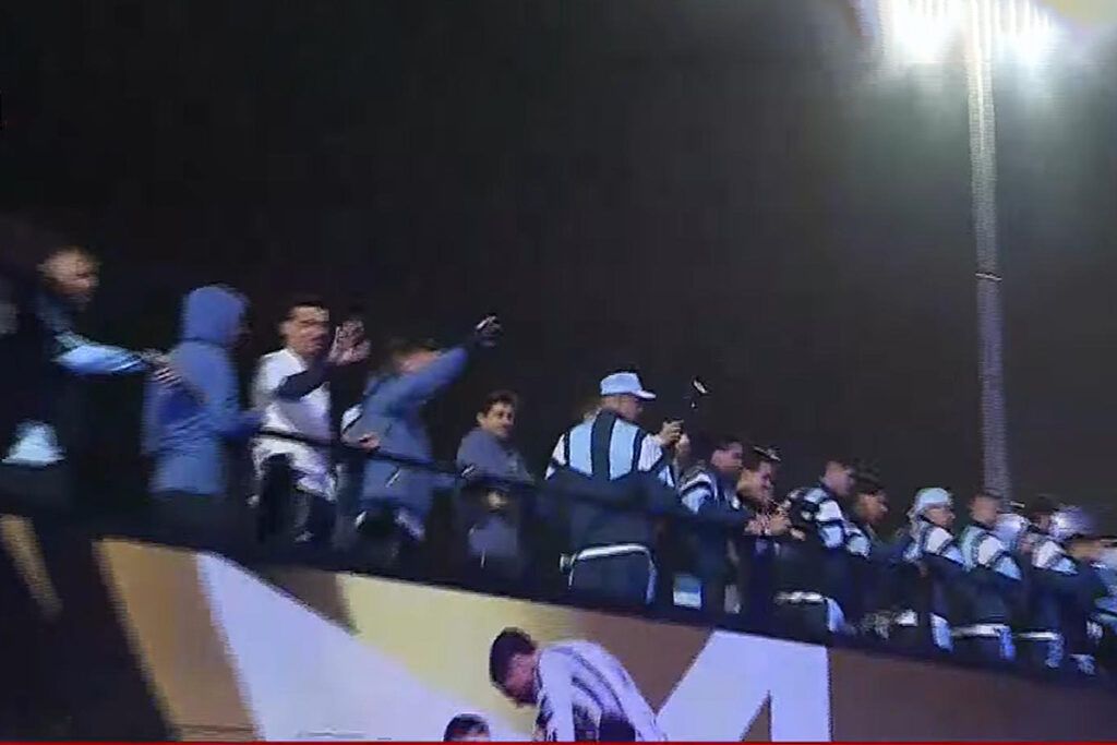 La Selección regresó a la Argentina y saludó desde el micro a una multitud que lo esperó bajo la lluvia 2 La Selección regresó a la Argentina y saludó desde el micro a una multitud que lo esperó bajo la lluvia