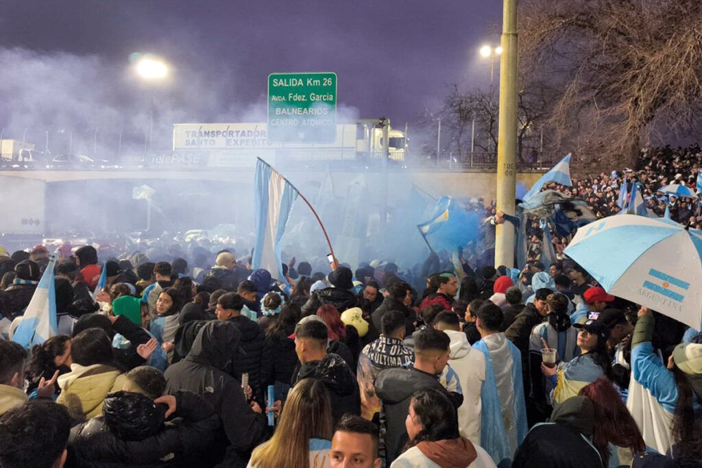 La Selección regresó a la Argentina y saludó desde el micro a una multitud que lo esperó bajo la lluvia 3 La Selección regresó a la Argentina y saludó desde el micro a una multitud que lo esperó bajo la lluvia