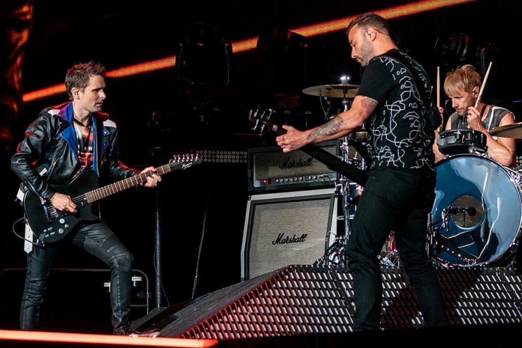 El regreso de Muse con "The Wow! Signal": el espacio exterior como metáfora del caos del rock actual y el lugar de la banda en la cultura pop 3 El regreso de Muse con "The Wow! Signal": el espacio exterior como metáfora del caos del rock actual y el lugar de la banda en la cultura pop