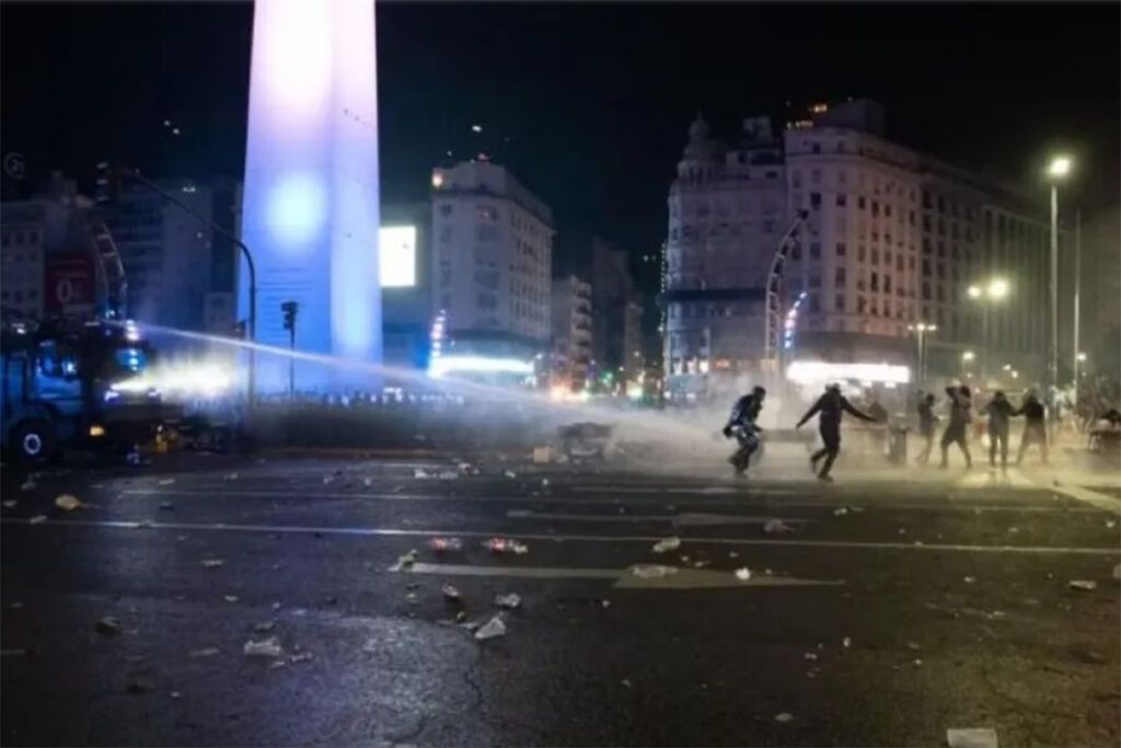 Represión y 15 detenidos durante la celebraciones del Mundial en el Obelisco 1 represión policial durante los festejos en el obelisco tras la final del muncial 2026