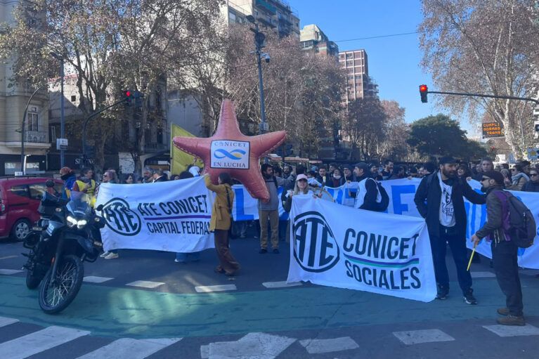 polici%CC%81a-de-la-ciudad-reprimio%CC%81-a-trabajadores-del-CONICET-3-767x511