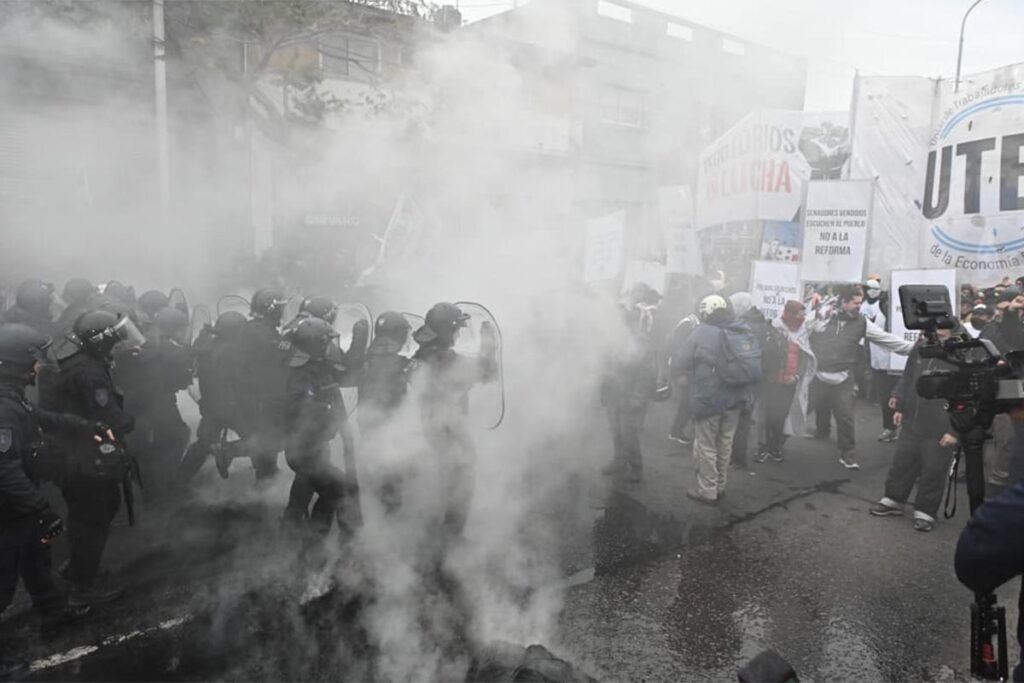 Fuerzas federales reprimieron a manifestantes en la previa de la marcha de la CGT por los jubilados 2 Fuerzas federales reprimieron a manifestantes en la previa de la marcha de la CGT por los jubilados